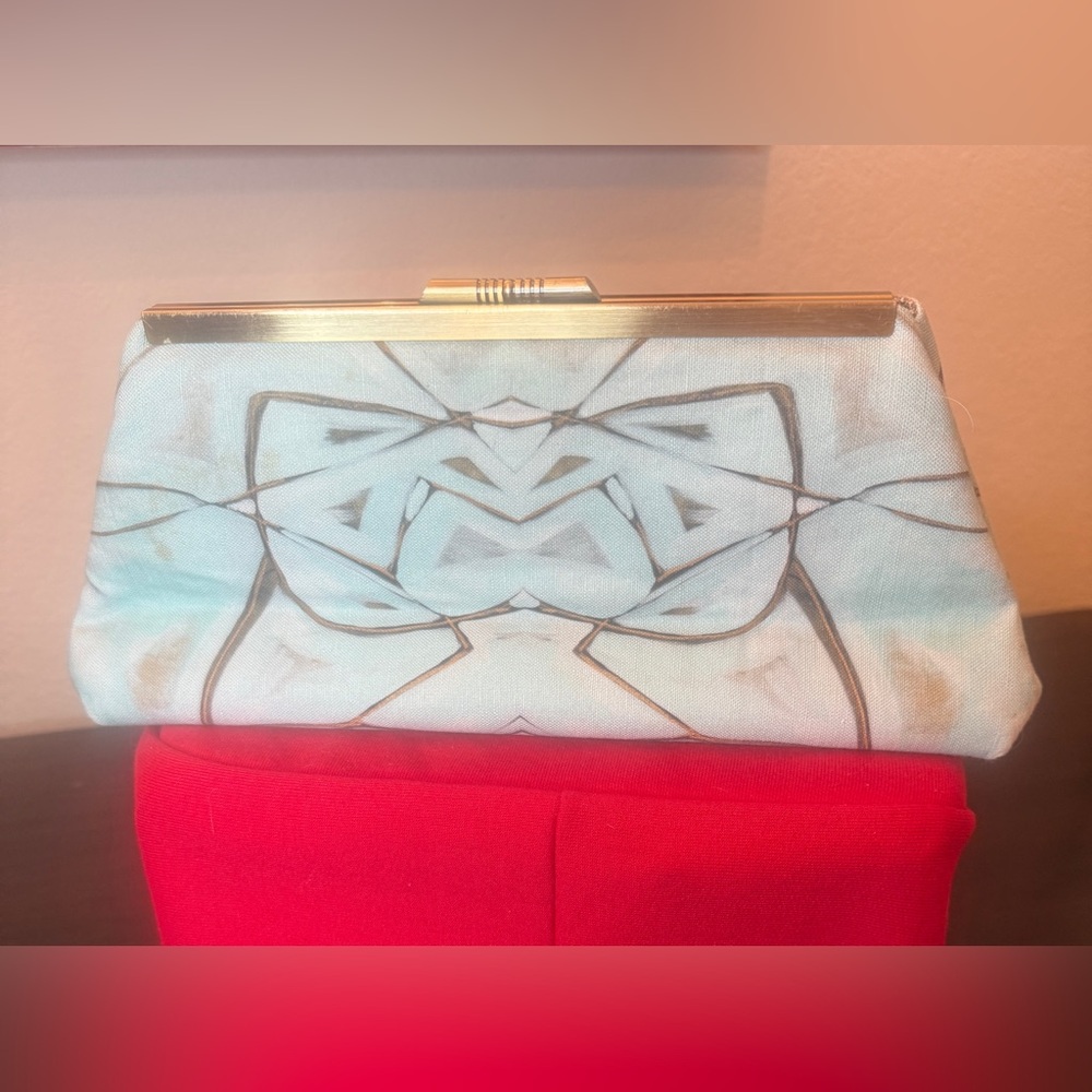 Linen vintage kiss lock clutch. Shades of blue & golds & white. Stunning. - Picture 4 of 7